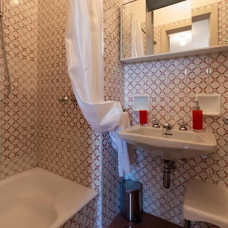 Lucy - Porzione Di Con Giardino Varenna